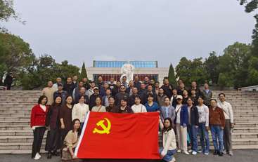 醫(yī)院、后勤黨委聯(lián)合圖書館黨總支組織黨員赴弋陽開展主題黨日活動